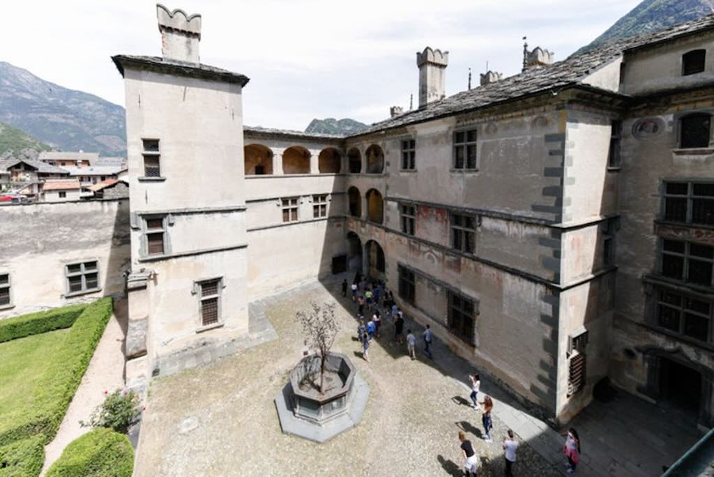 Issogne courtyard-1