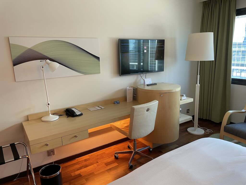 helsinki-hilton-desk