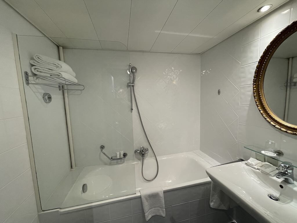 royal-manotel-bathroom