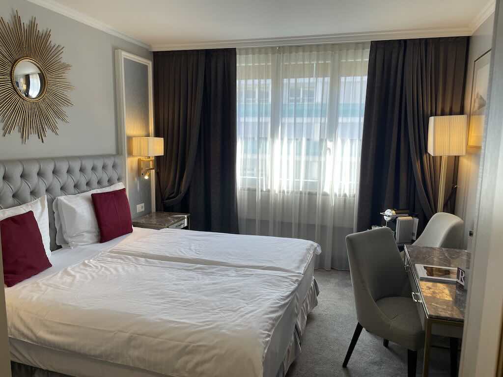 royal-manotel-room