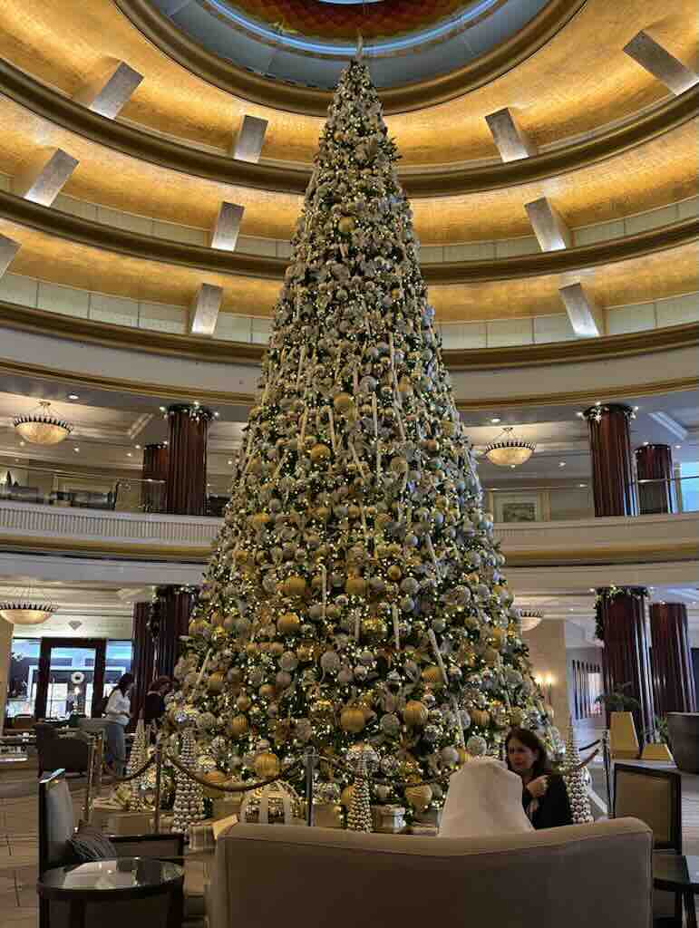 beach-rotana-christmas-tree