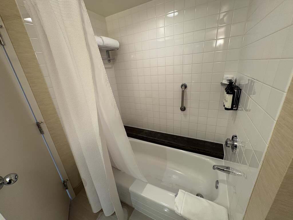 fairmont-waterfront-bathroom