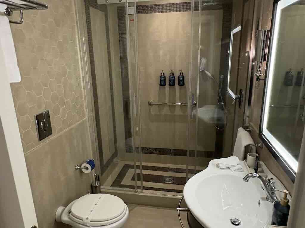 hotel-santa-lucia-bathroom