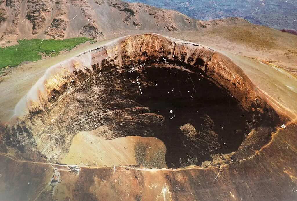 2022.06.23 vesuvio-interno-del-cratere