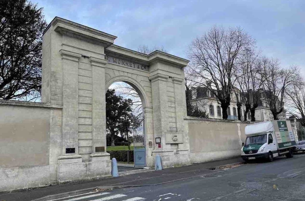 Chais Monnet street entrance