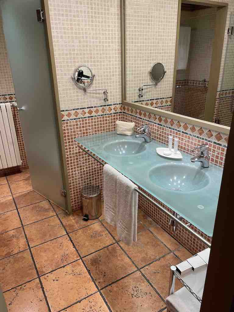 Palacio de San Esteban bathroom